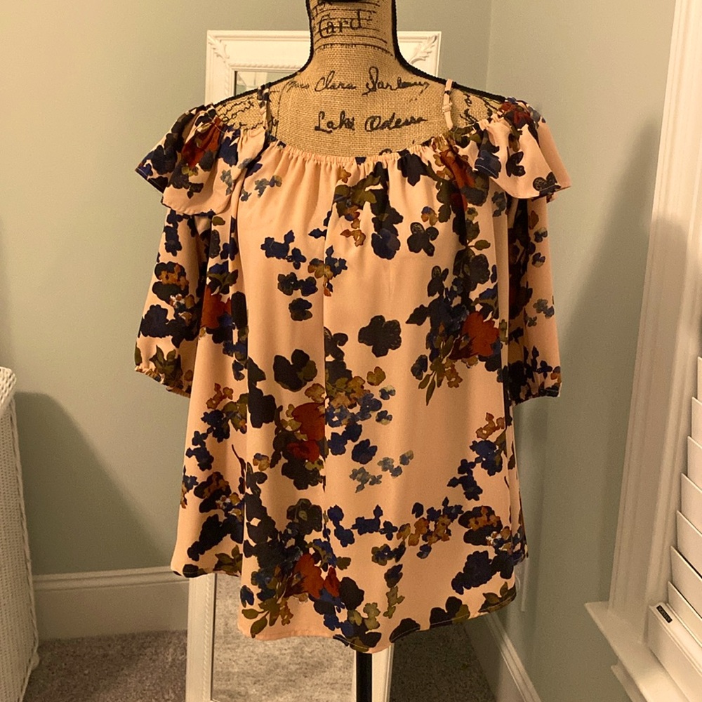 NWOT Gimmicks cold shoulder, floral top, size M.